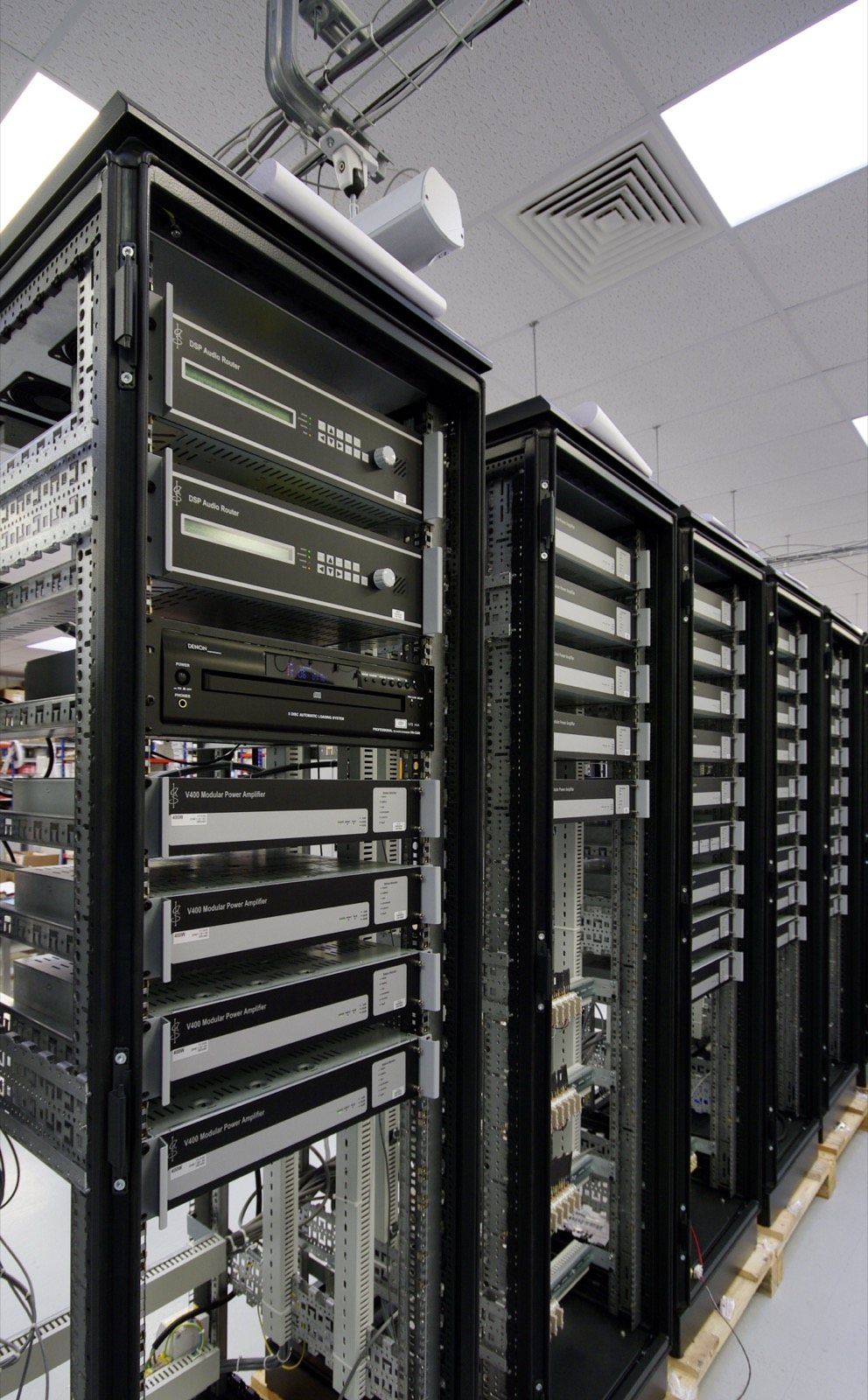 Tủ rack ampli và router âm thanh hệ thống PA thật