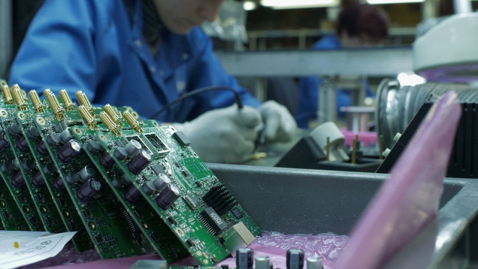 Kỹ sư DeviceLab đo kiểm bắt bus tín hiệu firmware trên bo mạch thực tế tại phòng Lab
