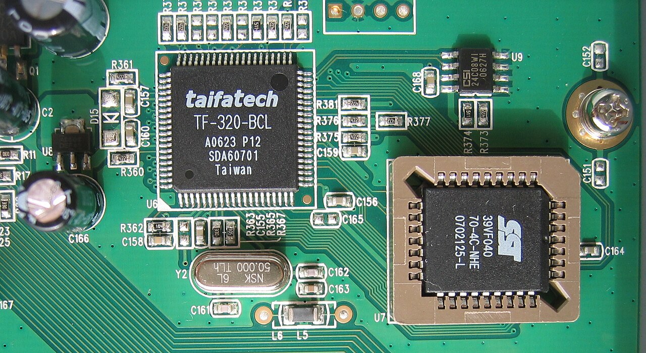 1.0mm to 1.2mm ENIG gold-plated copper DFT testpads arranged on the bottom layer of a printed circuit board for spring-loaded Pogo-pin probing