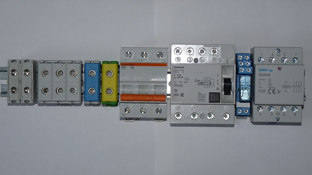 Wiring 2-wire and 4-wire 4-20mA analog sensor cables into DIN-rail terminal blocks and galvanic signal isolators inside a datalogger panel