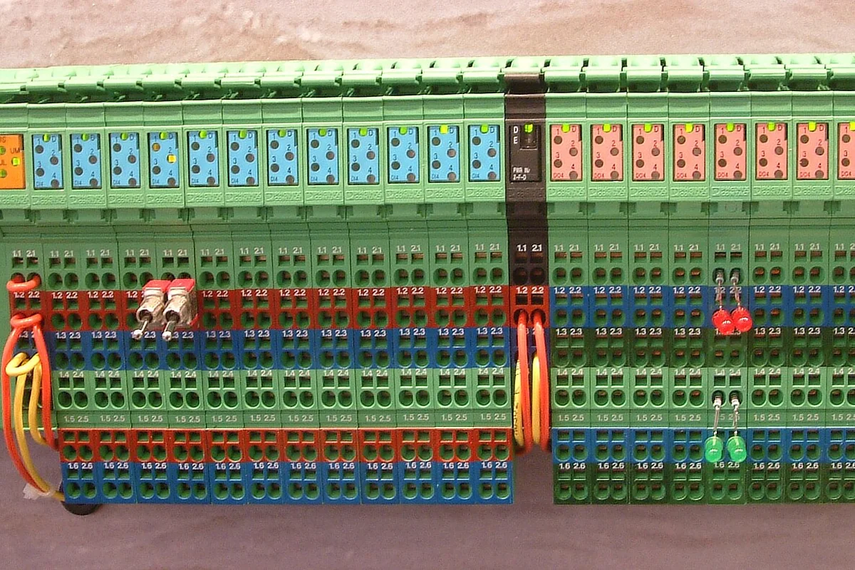 Industrial DIN rail terminal blocks and optical isolation circuitry eliminating RS485 ground loops