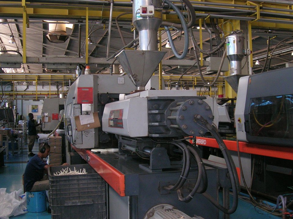 Industrial IoT gateway installed beside Haitian injection molding machine controller
